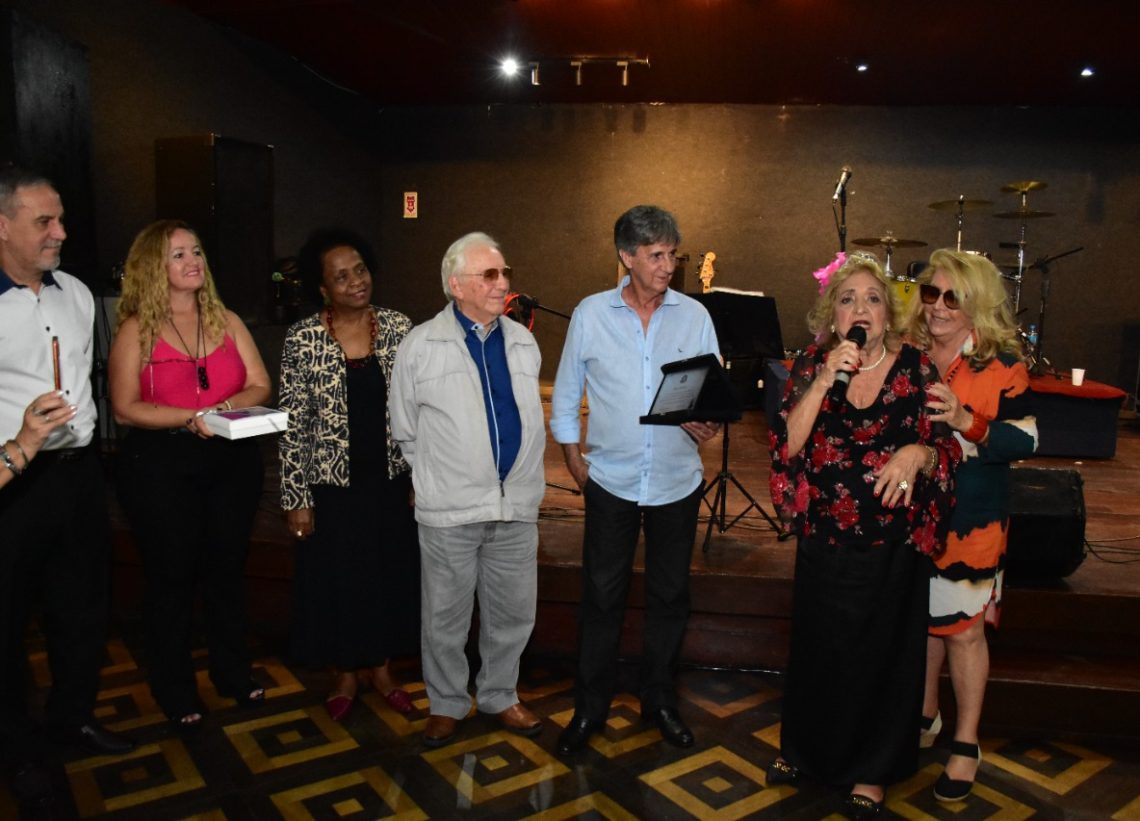 Diretora social do Club Municipal, Bela Bádua é homenageada no baile do bicentenário