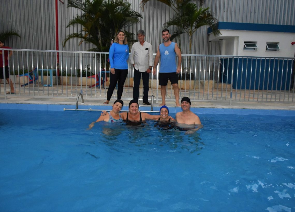 Piscinas de clube desativado em Nova Friburgo, RJ, acumulam água parada, Região Serrana